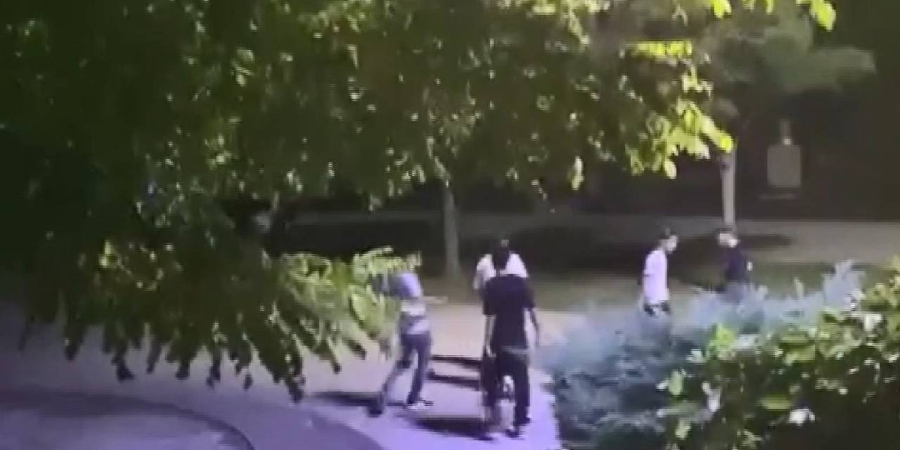 Gençlerin Kavgasında Tekme Ve Yumruklar Havada Uçuştu