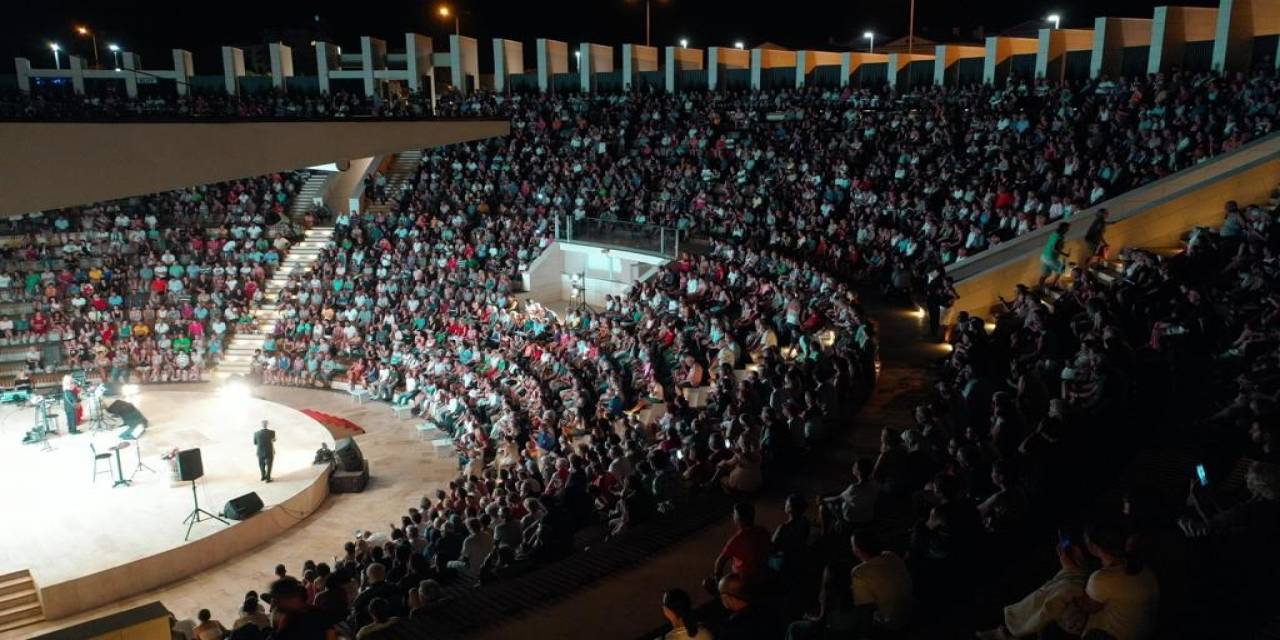 Didim’de “Mozart Çaldı Da Biz Mi Dinlemedik” Oyunu Sahnelendi