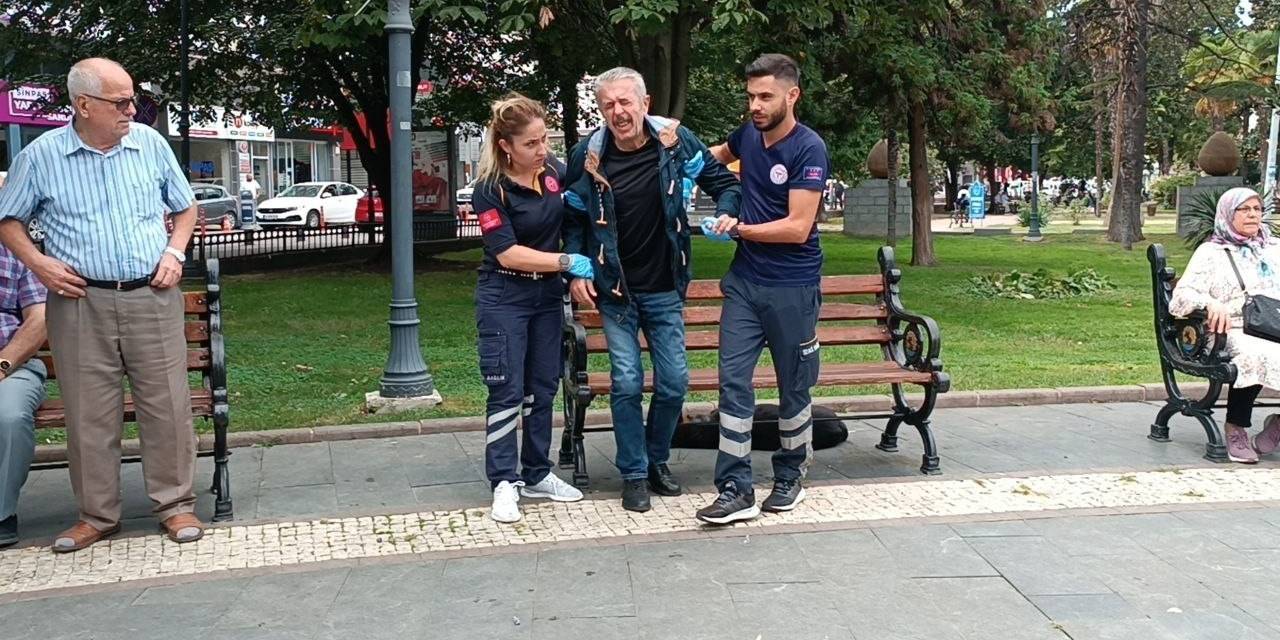 Kalp Krizi Geçiren Yaşlı Adam Çevredekilerin Dikkati Sayesinde Hastaneye Yetiştirildi