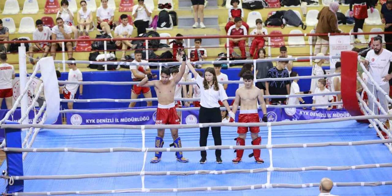 930 Sporcu Yumruklarını Şampiyonluk İçin Attı