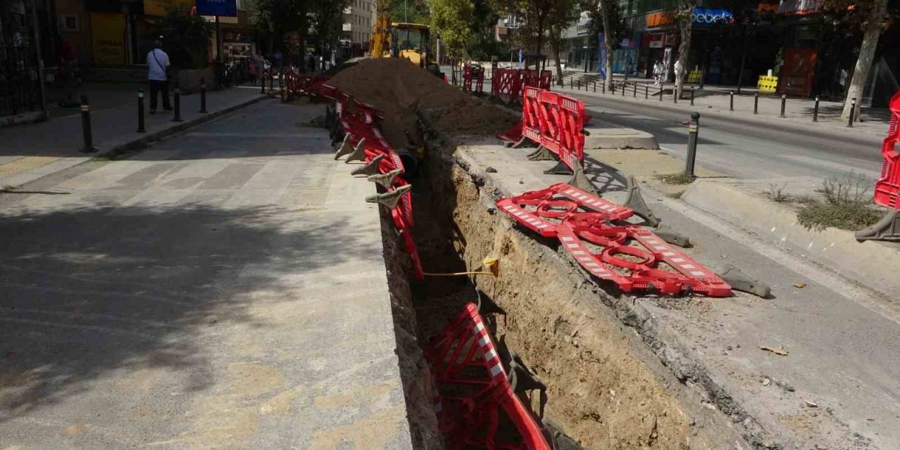 Pendik’te İbb’nin Çalışmayı Bitiremediği Caddede Kazalar Yaşandı, Vatandaş Tepki Gösterdi