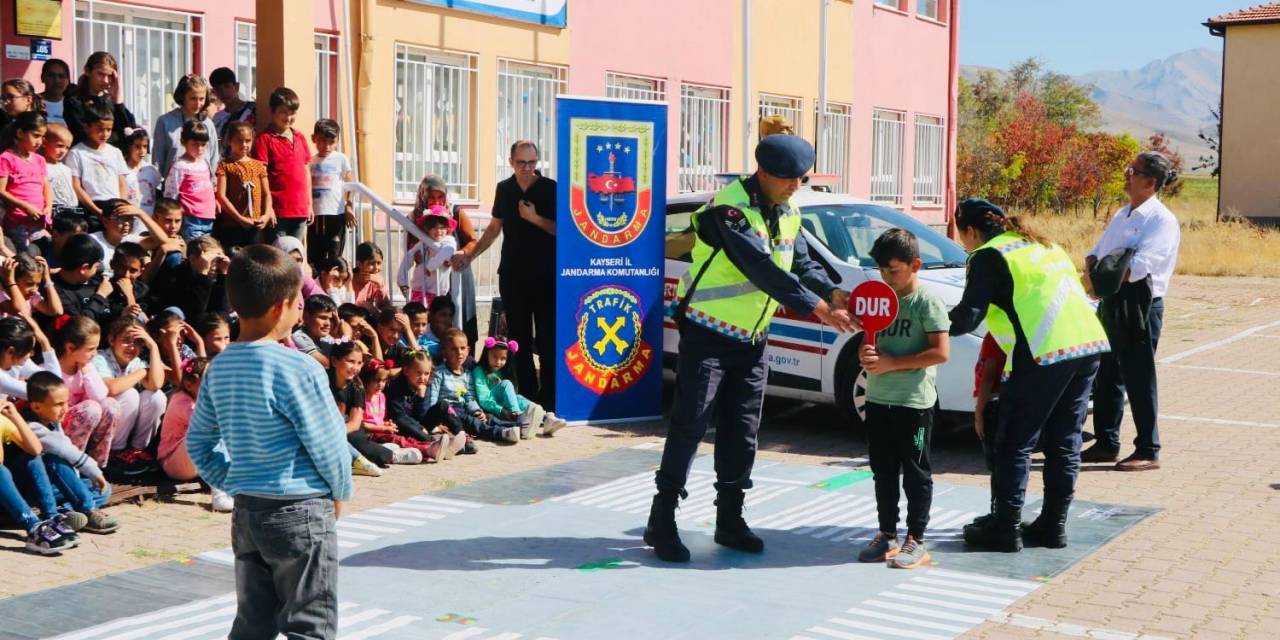 Jandarma 341 Öğrenciye Trafik Eğitimi Verdi