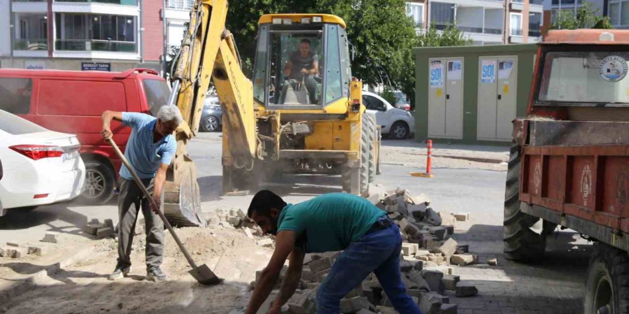 Burhaniye Belediyesi Fen İşleri Müdürlüğü Ekipleri Aralıksız Çalışmaya Devam Ediyor