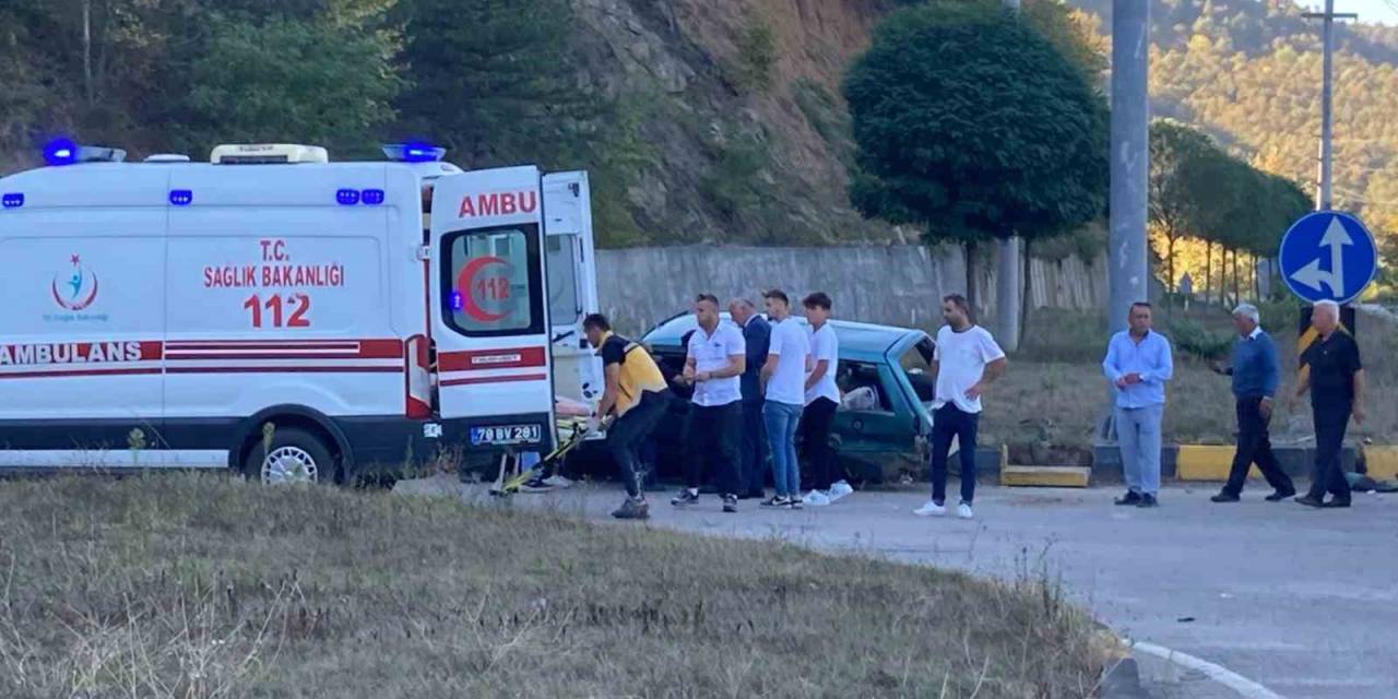 Karabük’te İki Otomobil Çarpıştı: 1’i Ağır 4 Yaralı