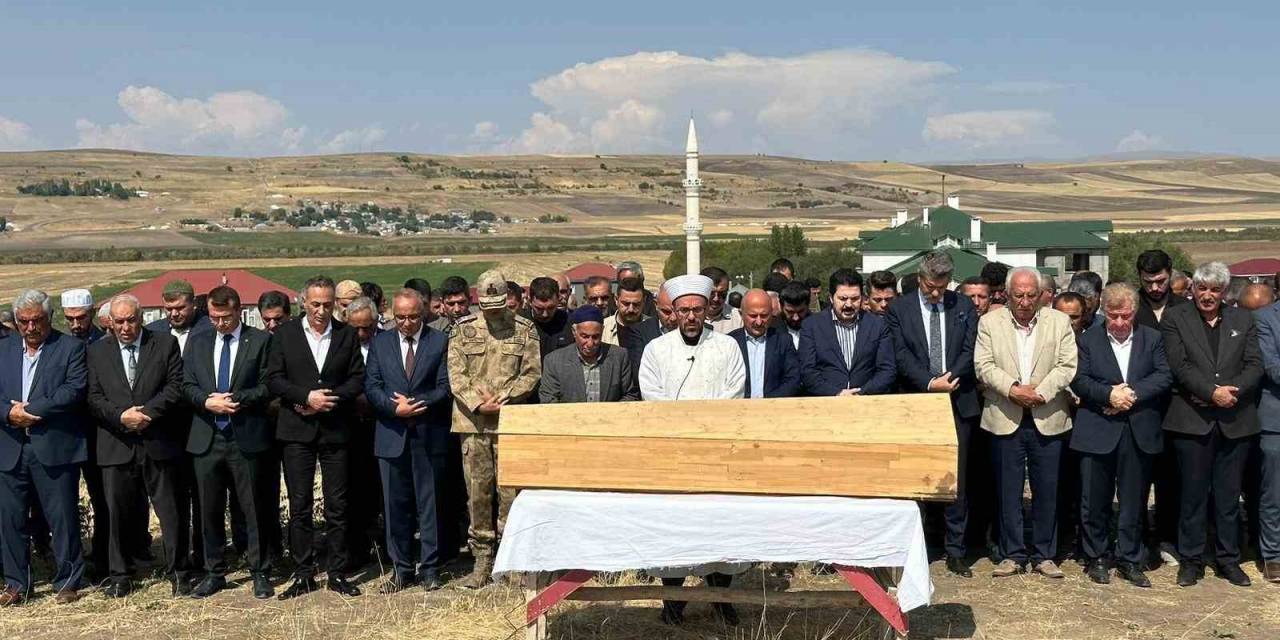 Eski Ağrı Belediye Başkanı Sayan’ın Annesi Son Yolculuğuna Uğurlandı