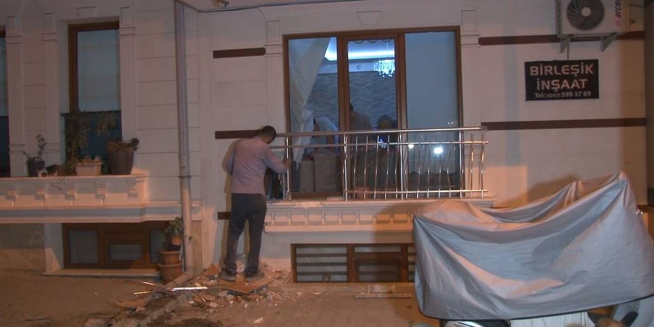 Küçükçekmece’de Freni Boşalan İş Makinesi Bir Binaya Girdi