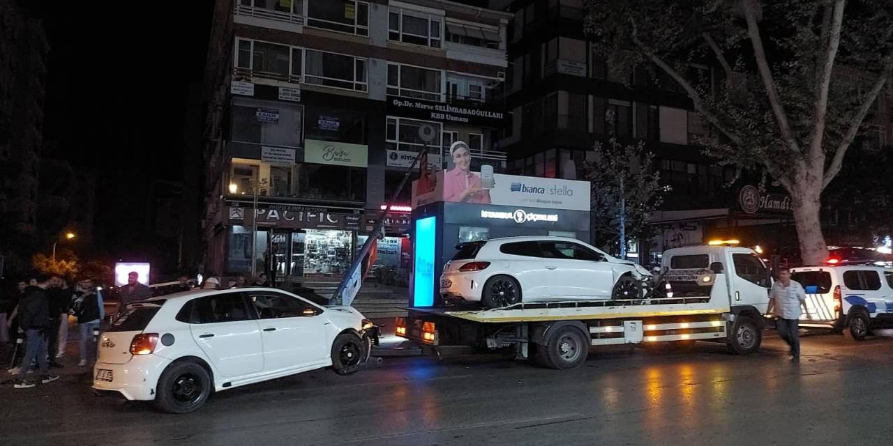 Kadıköy’de İki Araç Çarpışıp Elektrik Direğine Vurdu: 3 Yaralı