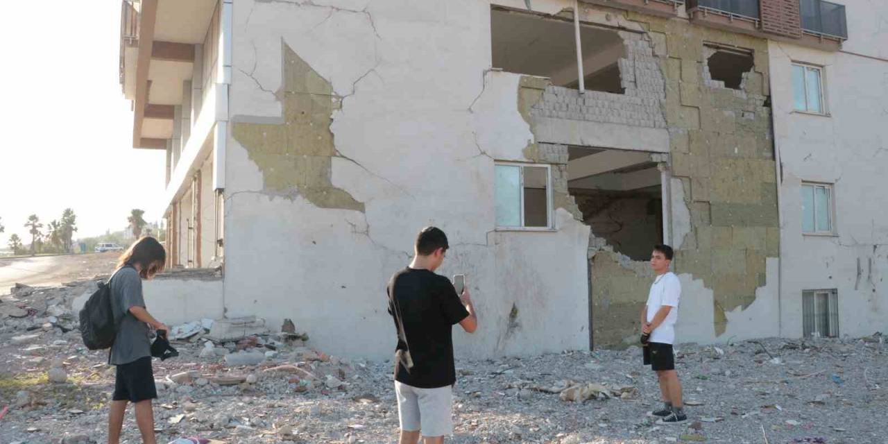 Asrın Felaketini Unutmak İstemeyip Fotoğraf Çektirdiler