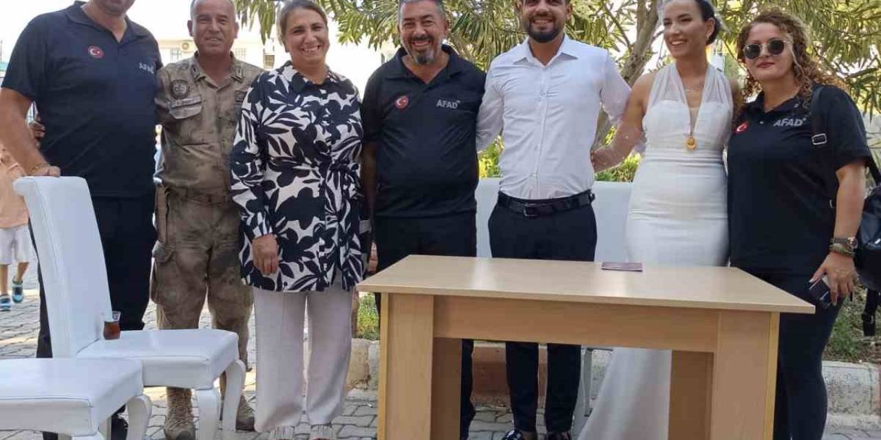 Konteyner Kentteki Nikahta Depremzede Çiftin Şahitleri Afad Görevlileri Oldu