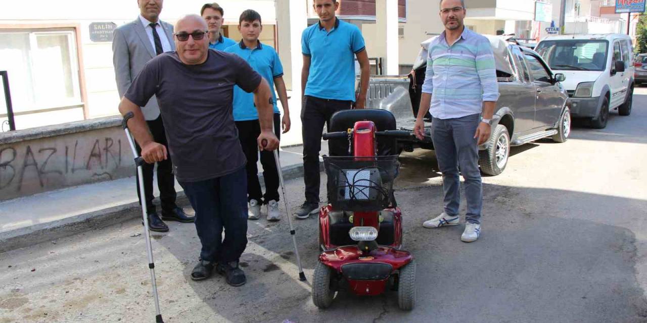 Arızalanan Engelli Aracını Öğretmen Ve Öğrenciler Tamir Etti