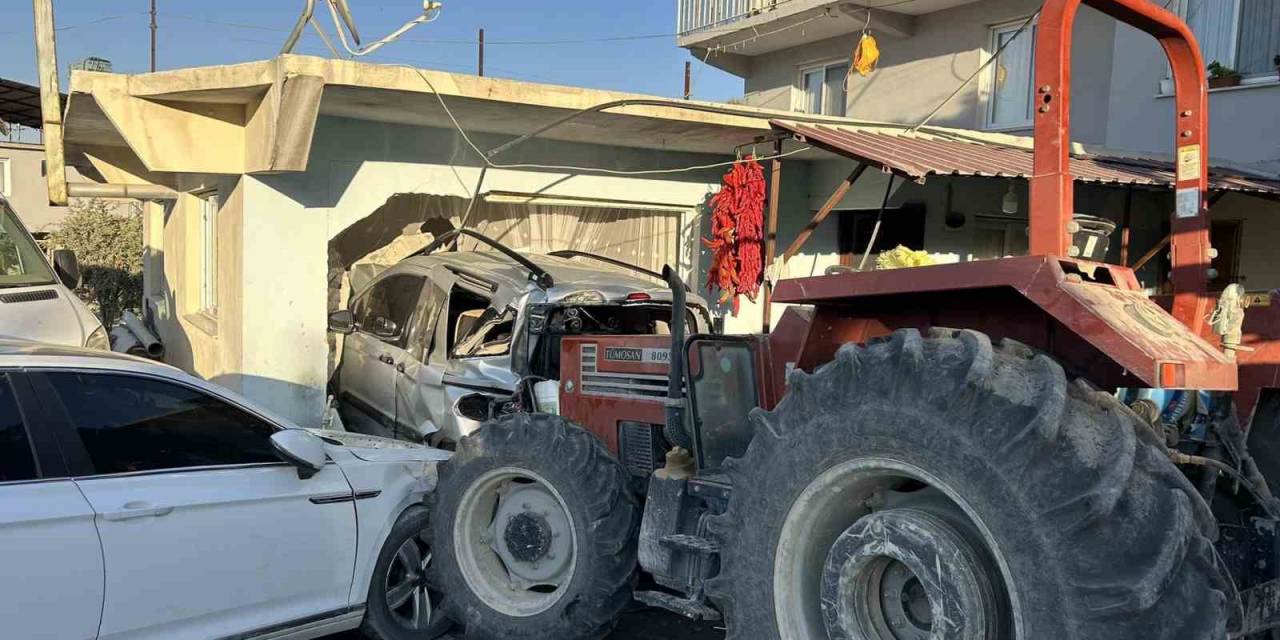 Hatay’da 3 Aracı Biçen Taş Yüklü Traktör, Evin Duvarını Yıkıp İçeri Girdi