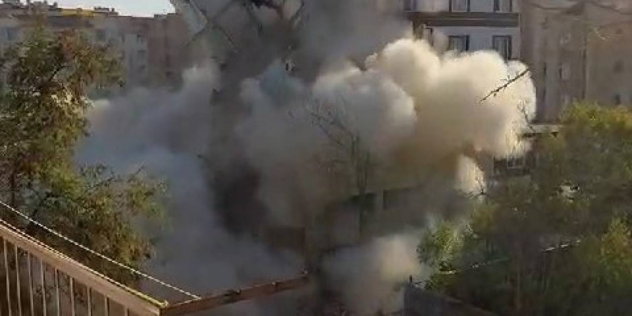 Elazığ’da Ağır Hasarlı Bina Tek Dokunuşta Yerle Bir Oldu