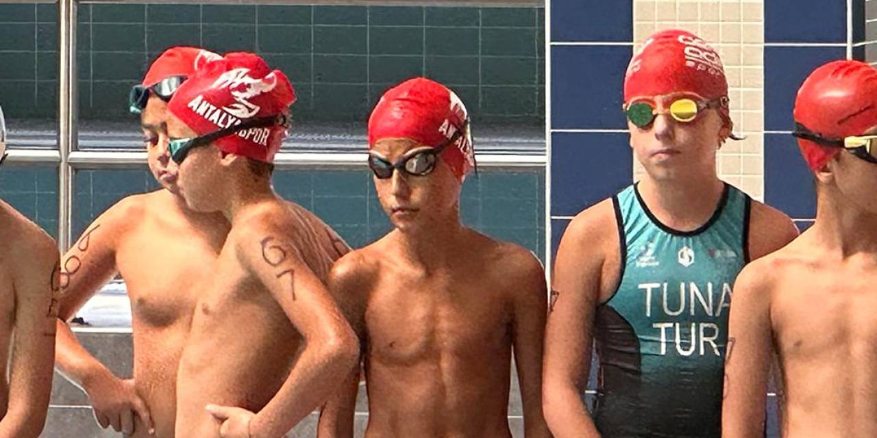 Antalyasporlu Yüzücüler, Denizli’de Madalyaya Koştu