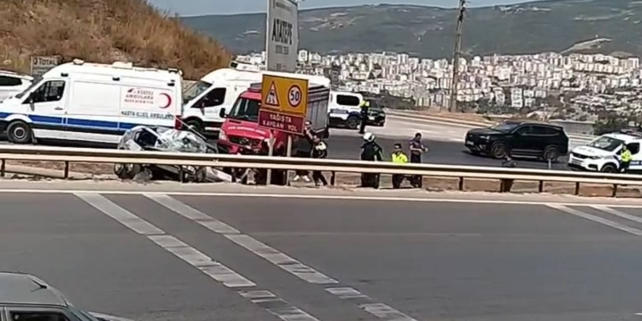 Bursa’da Bariyerlere Giren Araç Kullanılamaz Hale Geldi : 2 Yaralı