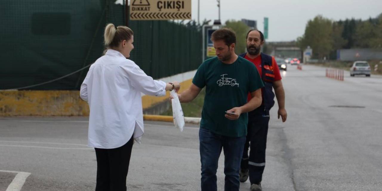 Servis Bekleyen İşçilere İkramlık