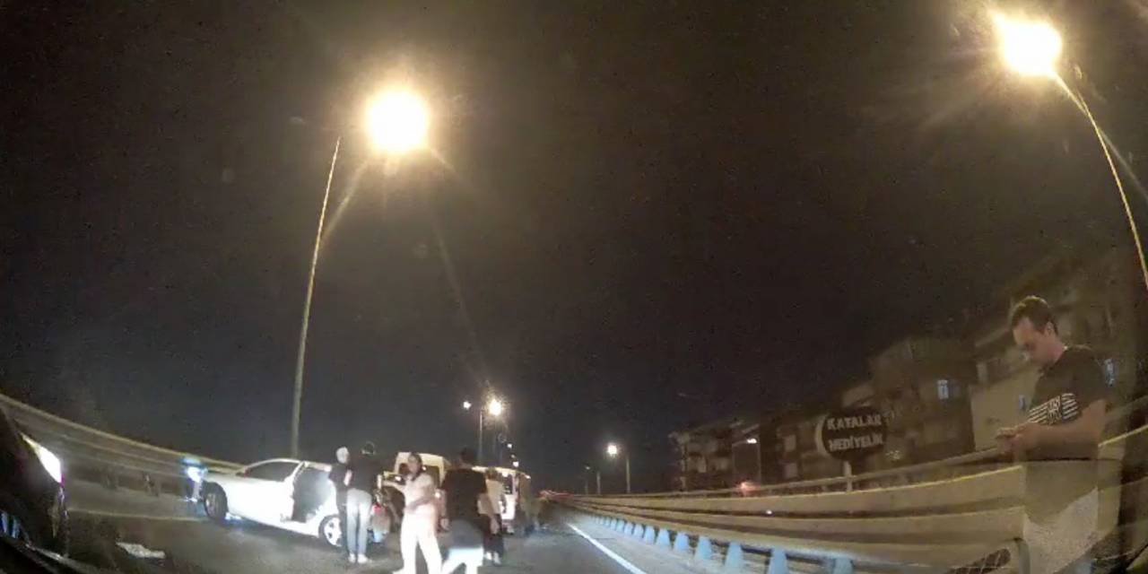Köprülü Kavşakta 3 Araçlı Zincirleme Kaza: 3 Yaralı