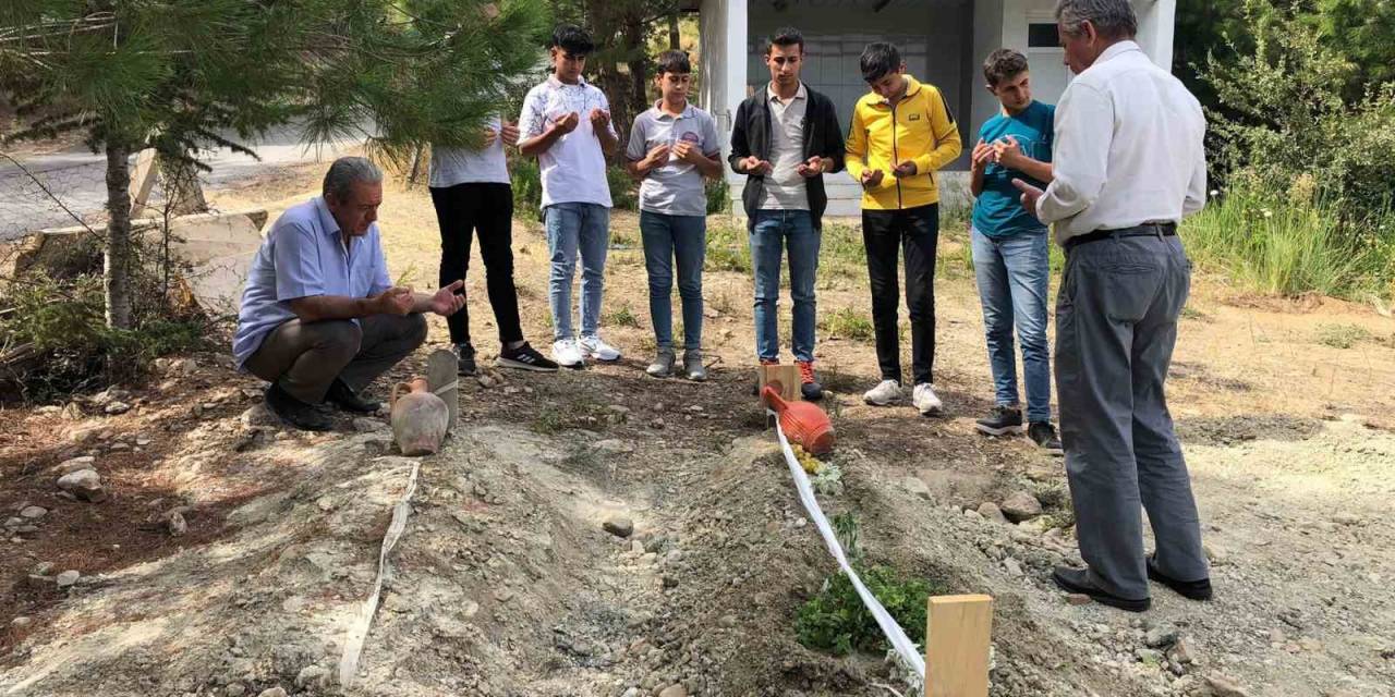 Arkadaşlarının Mezarını Ziyaret Ettiler