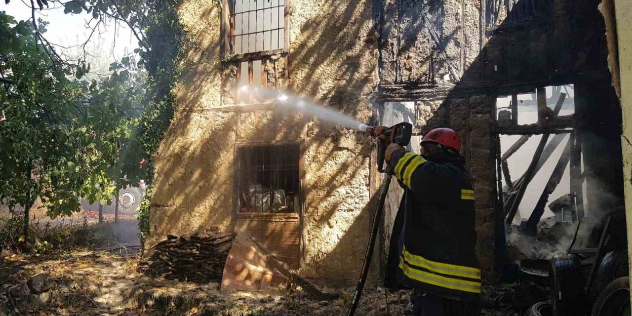 İki Katlı Ev Alevlere Teslim Oldu