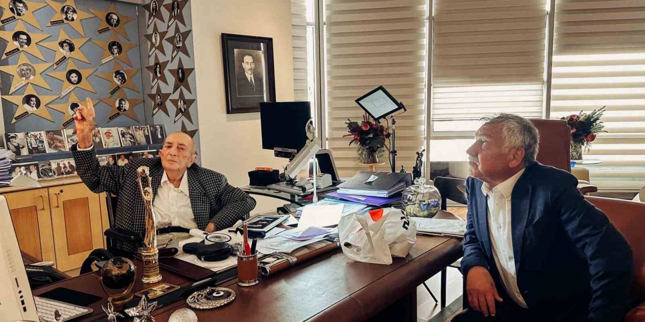 Karalar, Türker İnanoğlu’na Plaketini Sundu