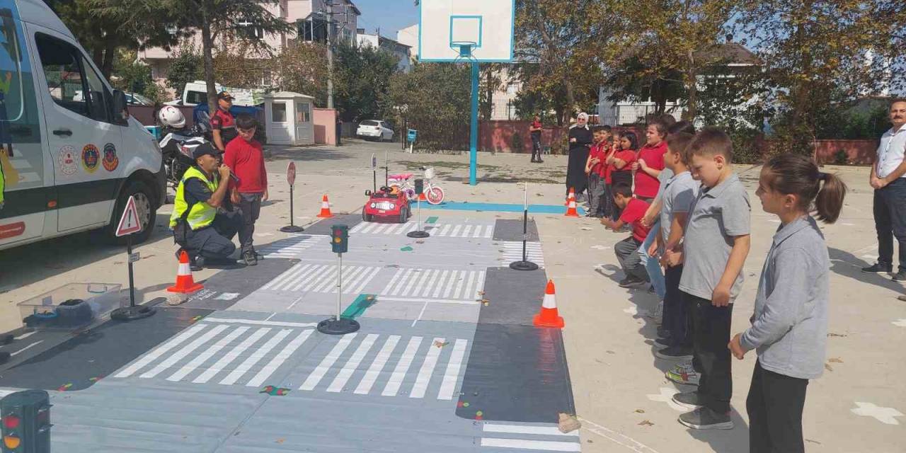 Jandarmadan Okullarda Trafik Eğitimi