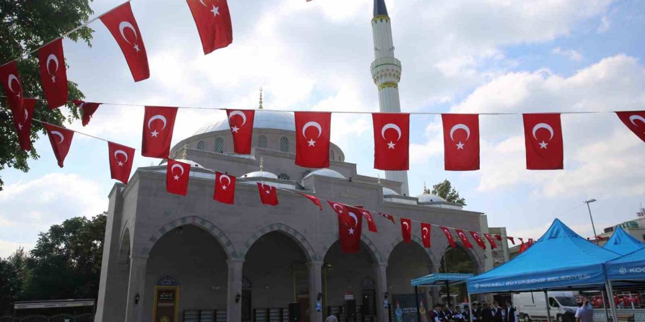 Ümmet Cami Dualarla Açıldı