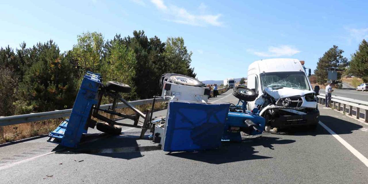 Kastamonu’da Minibüs İle Traktör Çarpıştı: 2 Yaralı