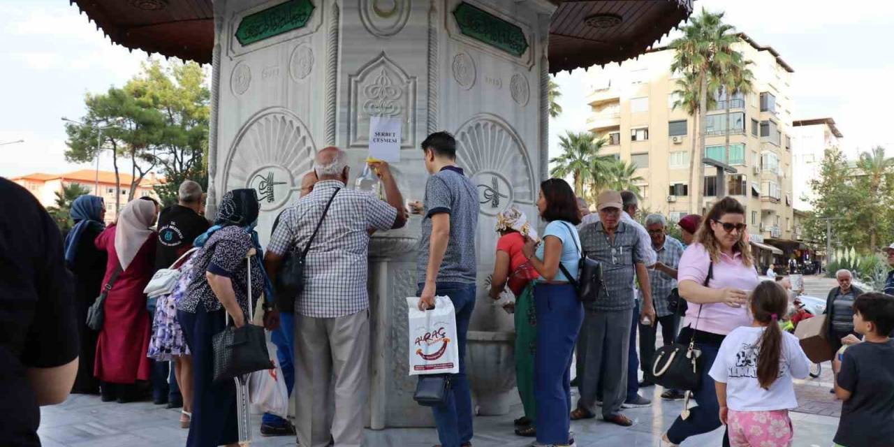 Mevlid Kandili’nde Osmanlı Çeşmesi’nden Şerbet Aktı