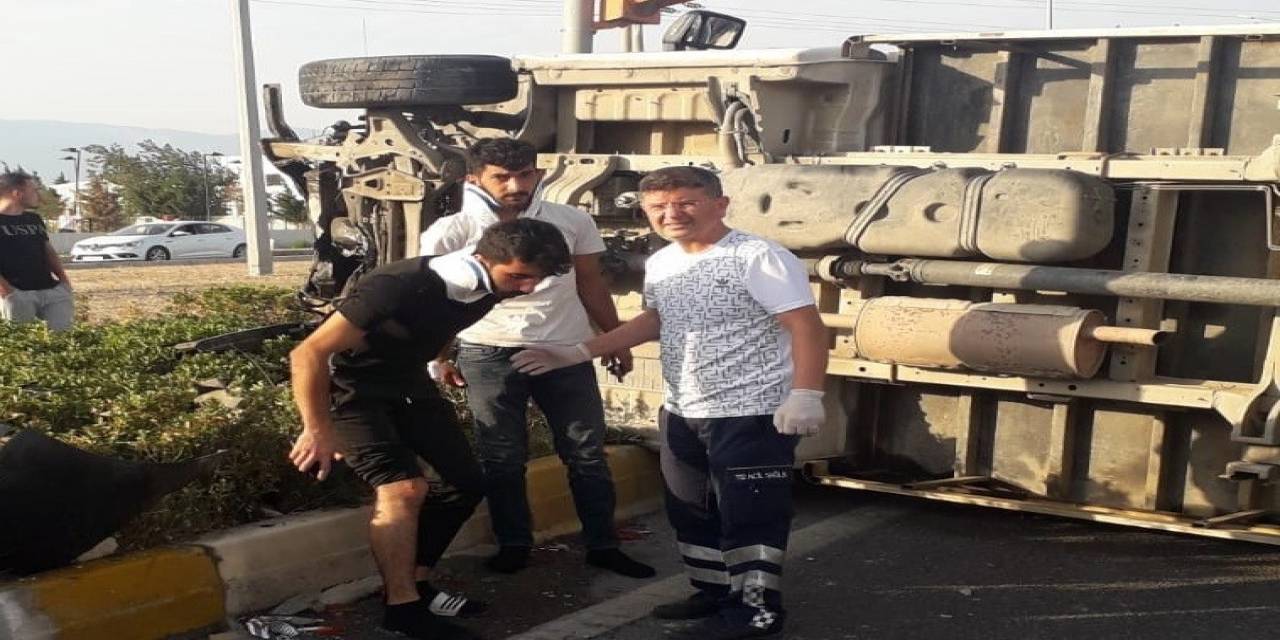 Balıkesir’de Otomobil İle Kamyonet Çarpıştı: 4 Yaralı
