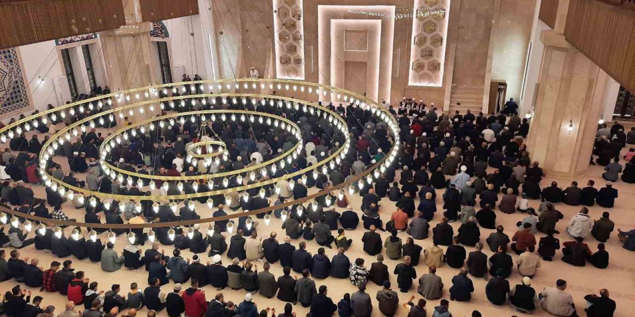 Kars’ta Mevlit Kandili’nde Camiler Doldu Taştı