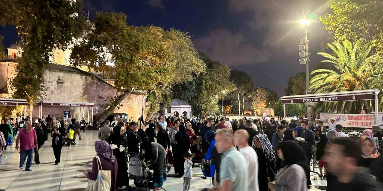 Mevlit Kandili’nde Vatandaşlar Eyüpsultan Camii’ne Akın Etti