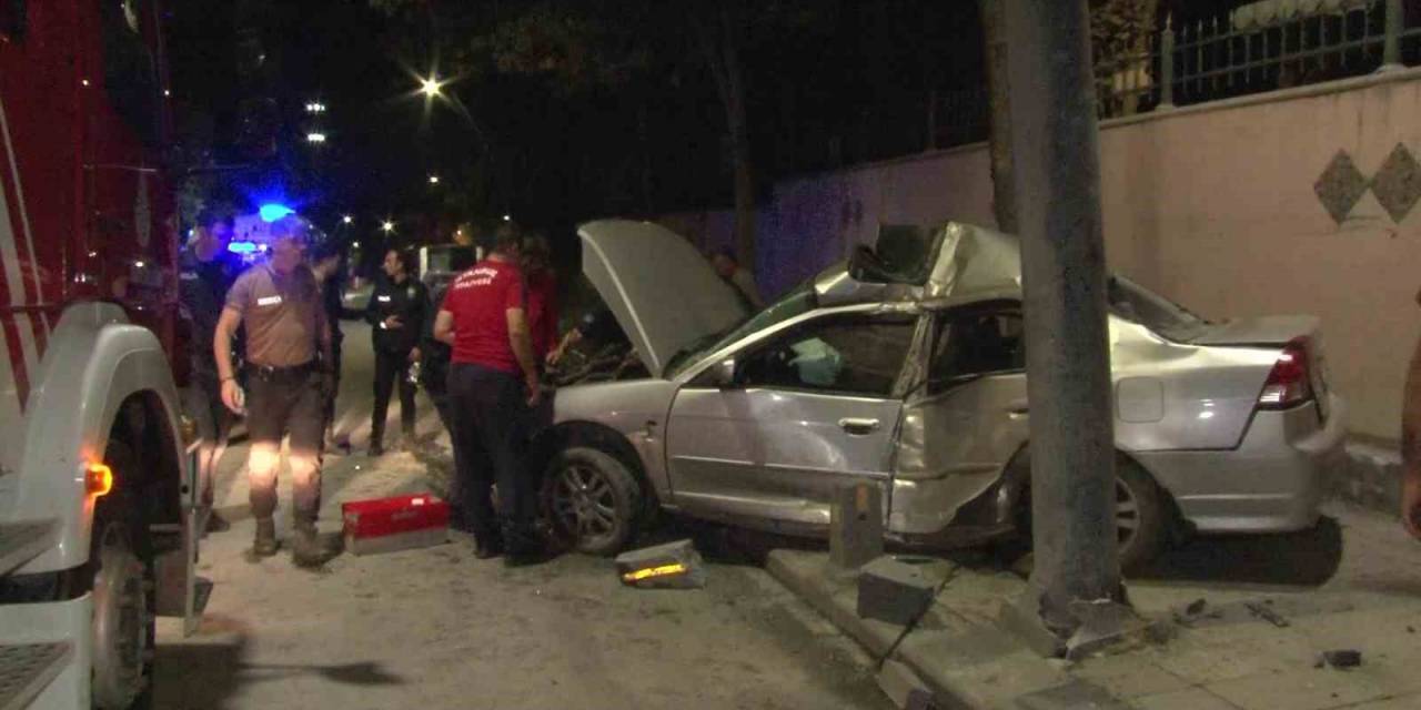 Beykoz’da Kontrolden Çıkan Araç Aydınlatma Direğine Çarparak Durabildi: 1 Yaralı