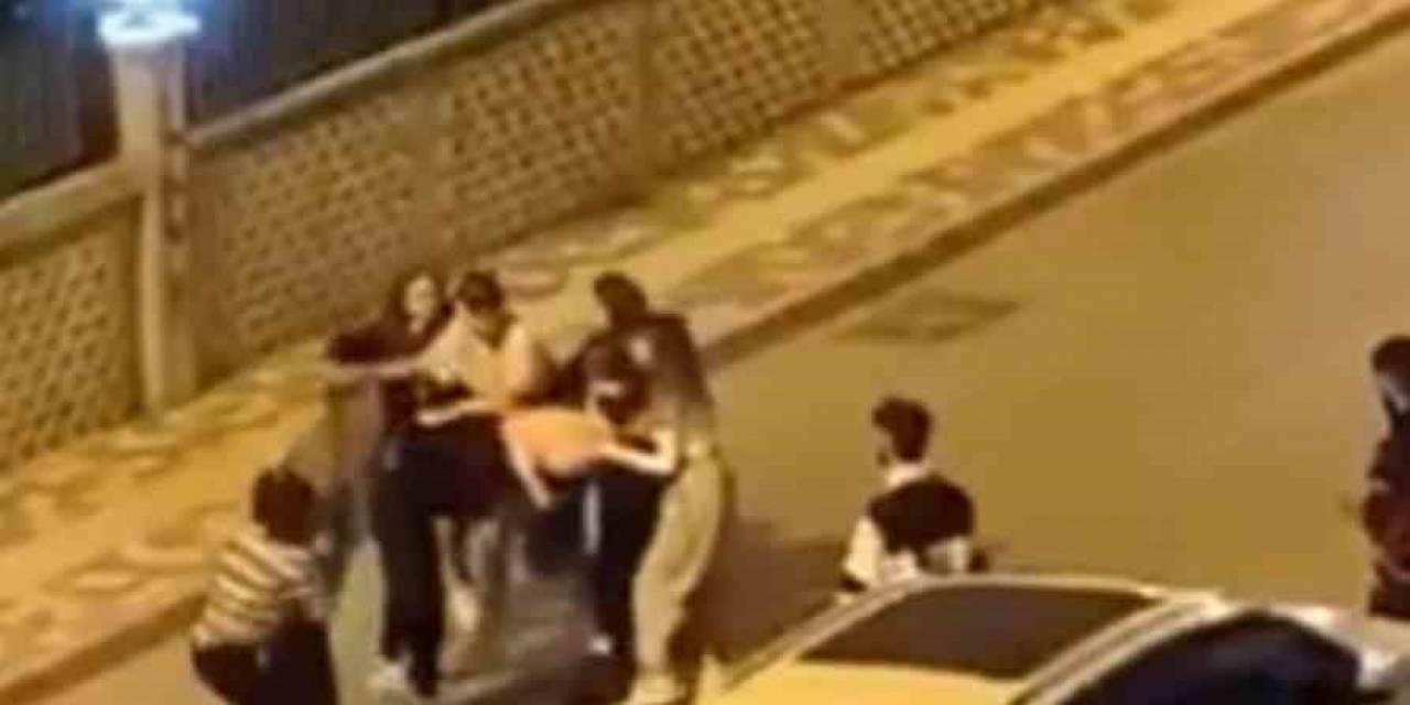 Kadınlar Birbirine Girdi, Erkekler İzledi