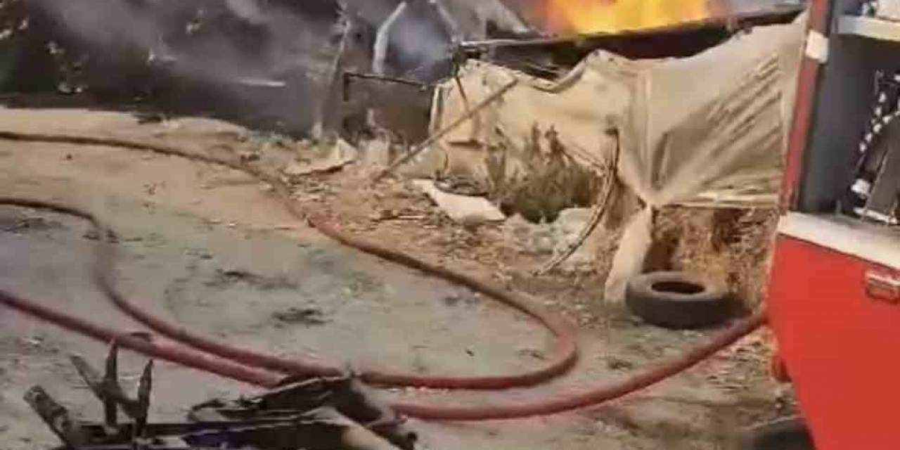 Çiftlikte Bulunan Yem Dolu Depo Alev Alev Yandı