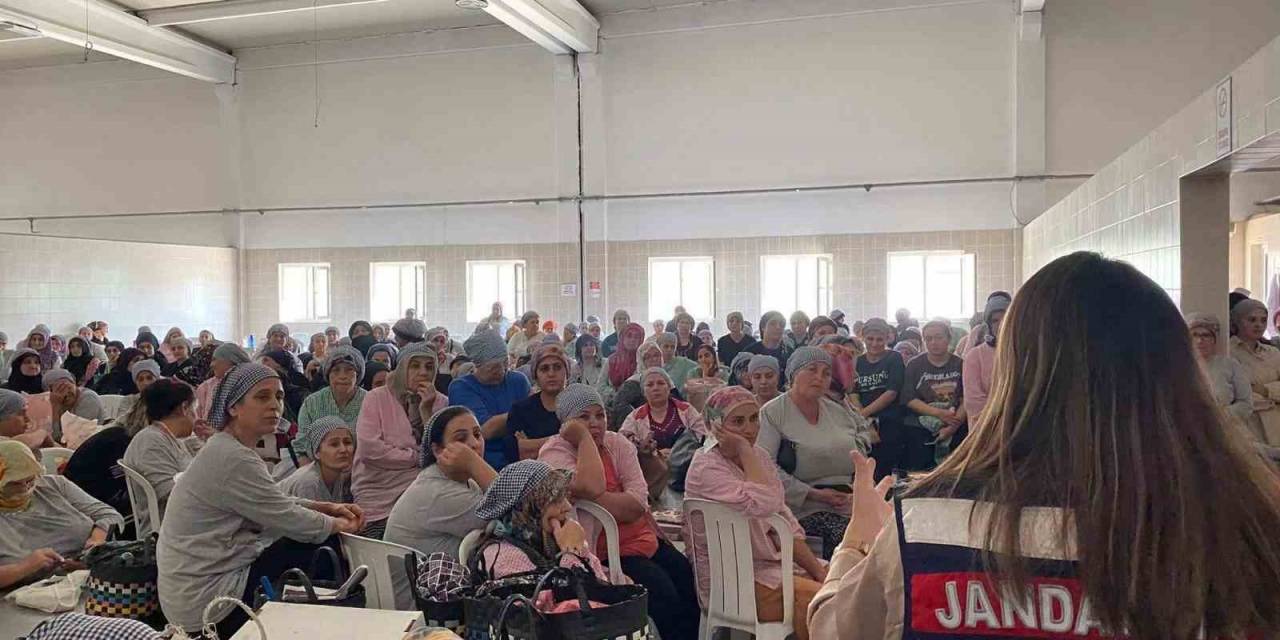 Jandarma Ekipleri Kadınları Bilgilendirdi
