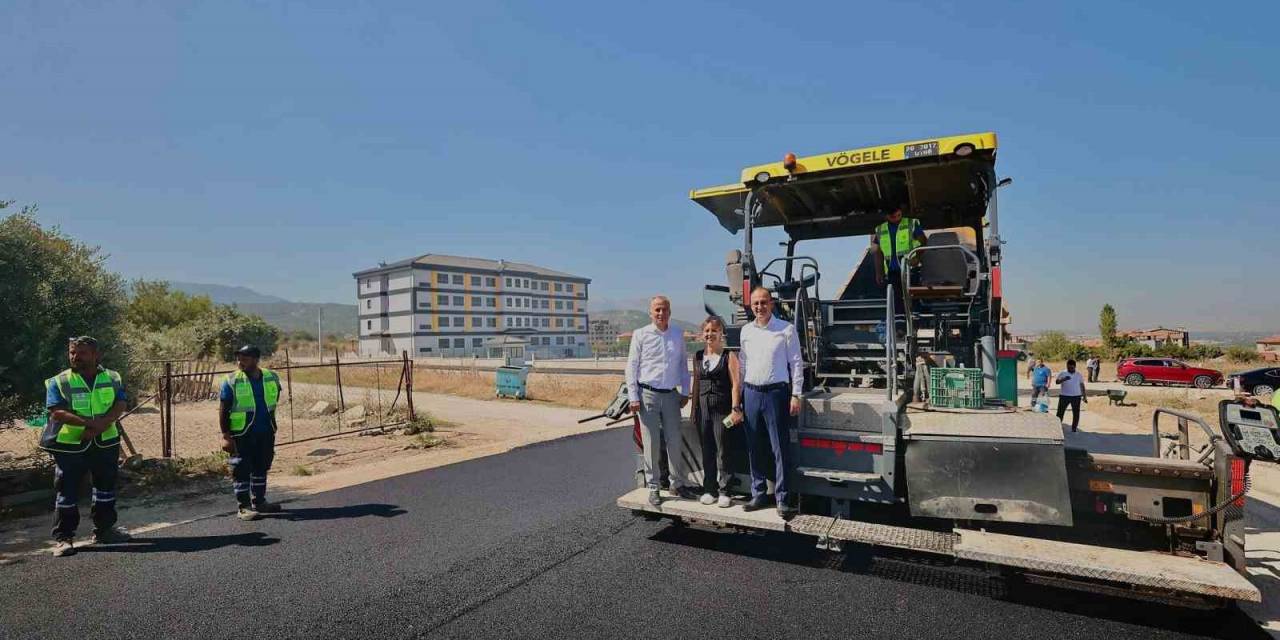 Pamukkale’de Okul Yollarına Sıcak Asfalt Çalışması Sürüyor