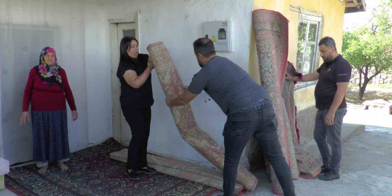 Muhtardan Yaşlı Ve Engellilere ‘Sonbahar Temizliği’ Hizmeti