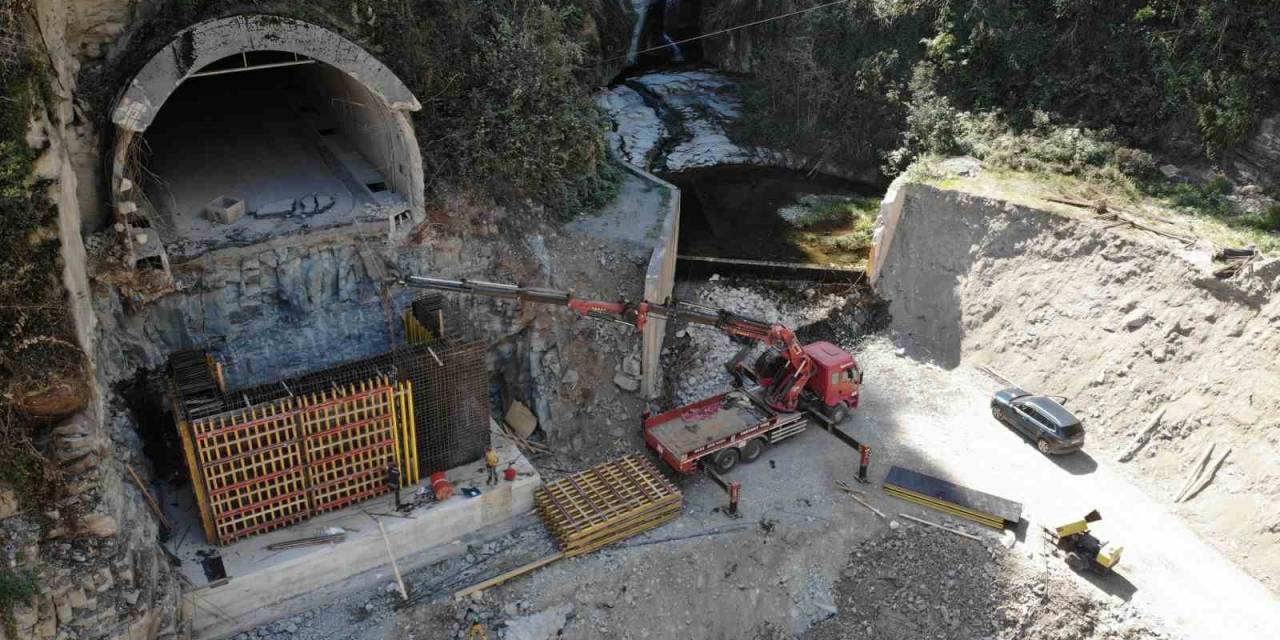 Heyelan Nedeniyle Yıkılan Yolda Çalışmalar Sürüyor