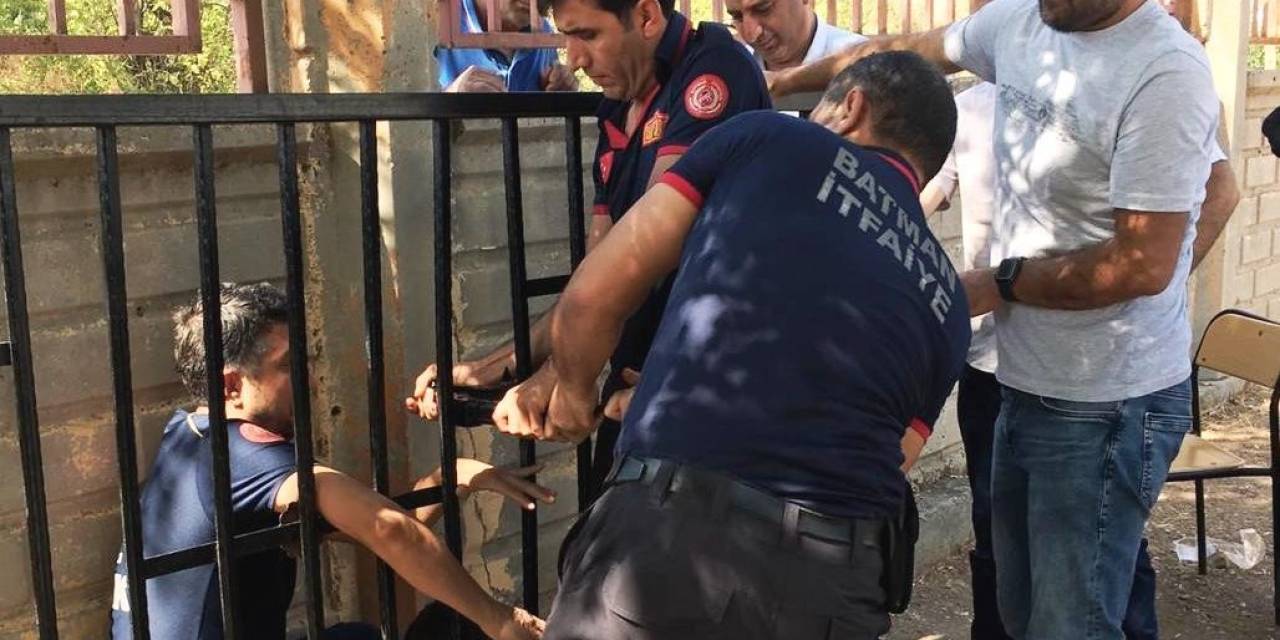 Balkon Korkuluklarına Kafası Sıkışan Çocuğu İtfaiye Kurtardı