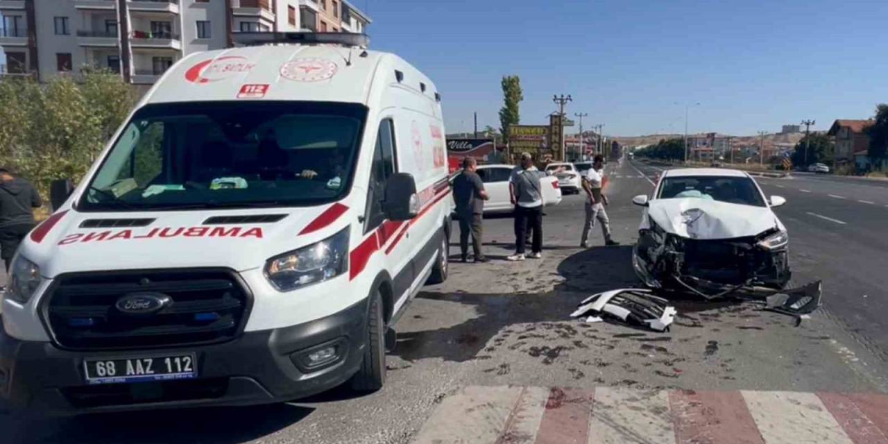 Hafif Ticari Araçla Otomobil Çarpıştı: 3 Yaralı