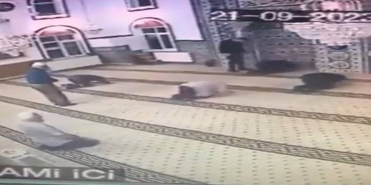 Camiye Ayakkabısıyla Girip İmamın Yanına Gitti, Camiden Kaçarak Çıktı