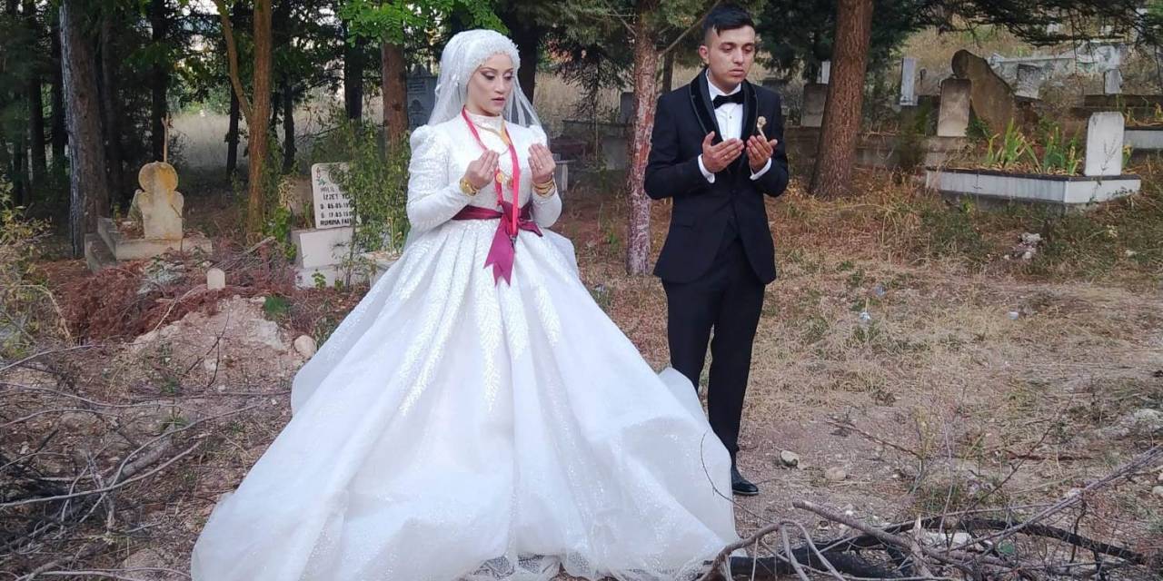 Gelin Ve Damat Önce Mezarlık Ziyaretine, Sonra Da Düğün Salonuna Gitti