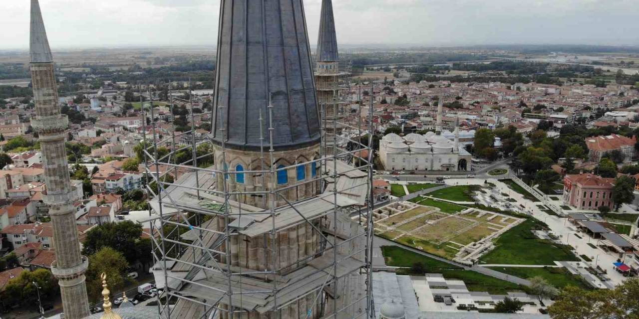 Selimiye’nin Minarelerindeki Çiniler Monte Ediliyor