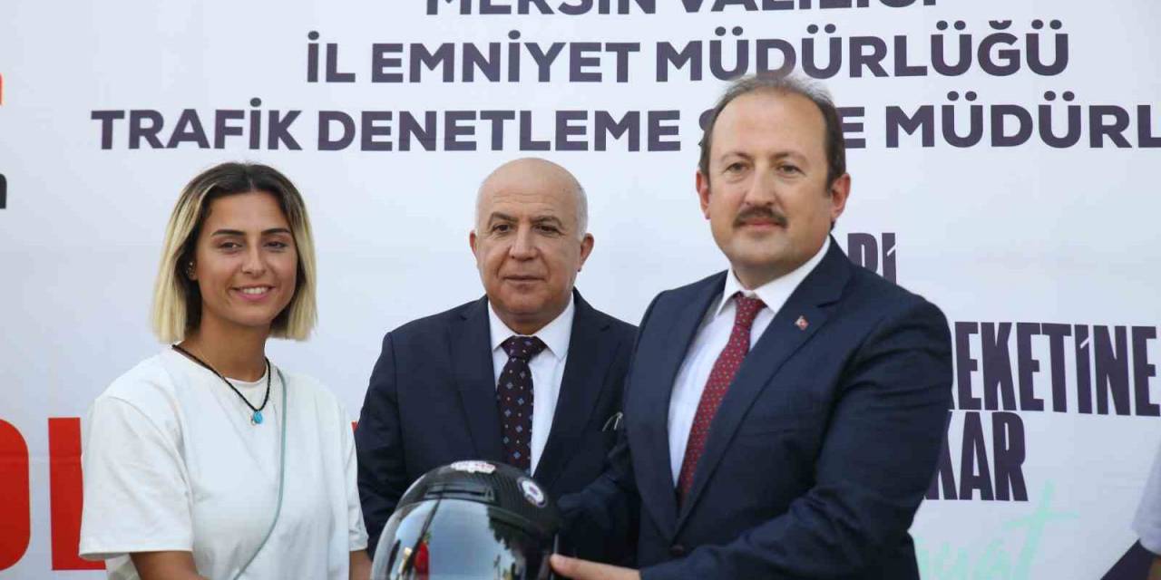 Mersin’de Motosiklet Sürücülerine Kask Dağıtıldı
