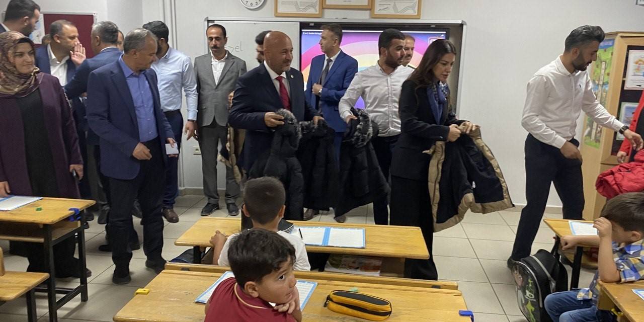 Depremzede Öğrencilere Mont Dağıtıldı