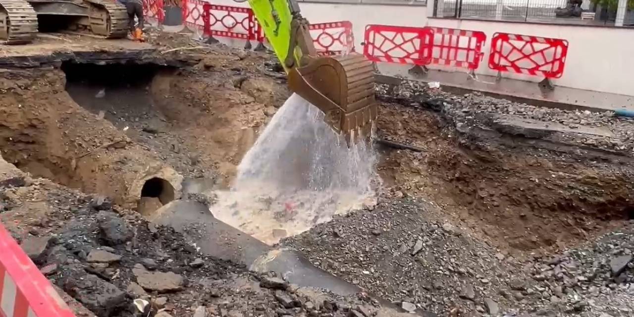 Susuz Günlerin Kapıda Olduğu İstanbul’da Patlayan Su Borusuna İlginç Çözüm