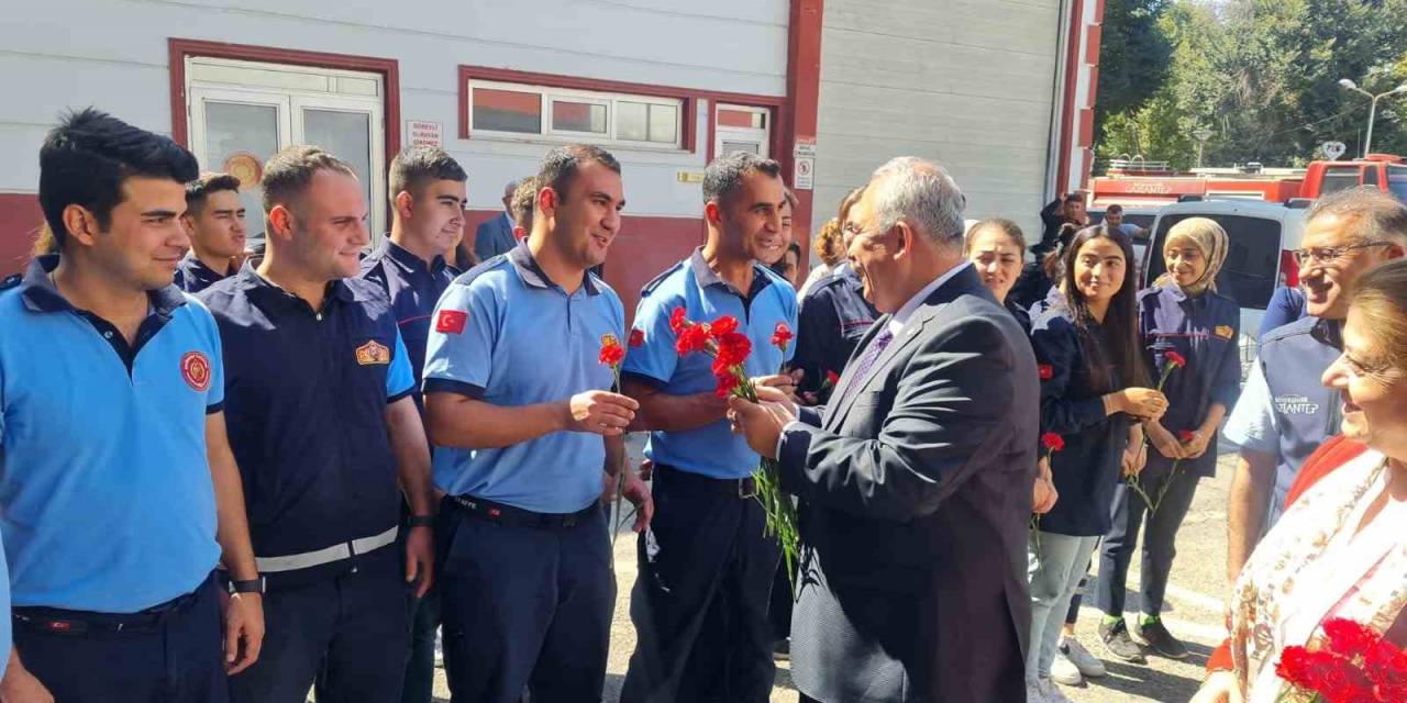 Ak Parti Gaziantep İl Başkanı Çetin Depremde Kendisini Kurtaran İtfaiye Erleriyle Buluştu