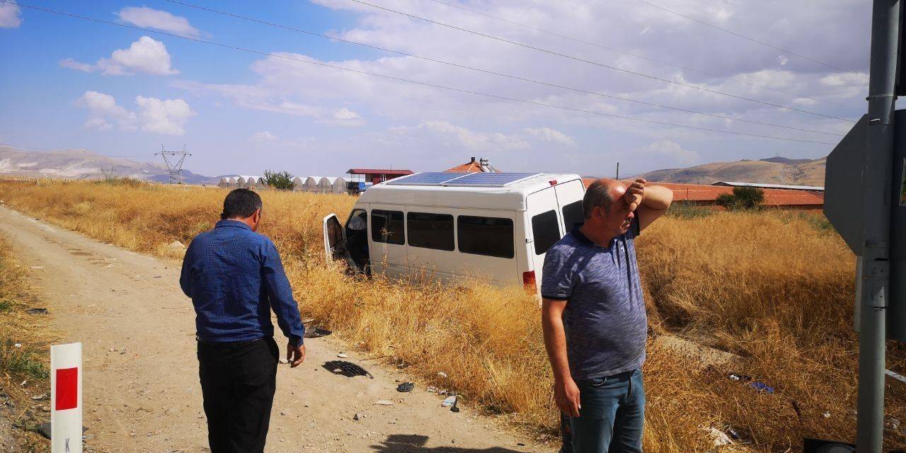 Burdur’da Otomobil İle Minibüs Çarpıştı: 5 Yaralı