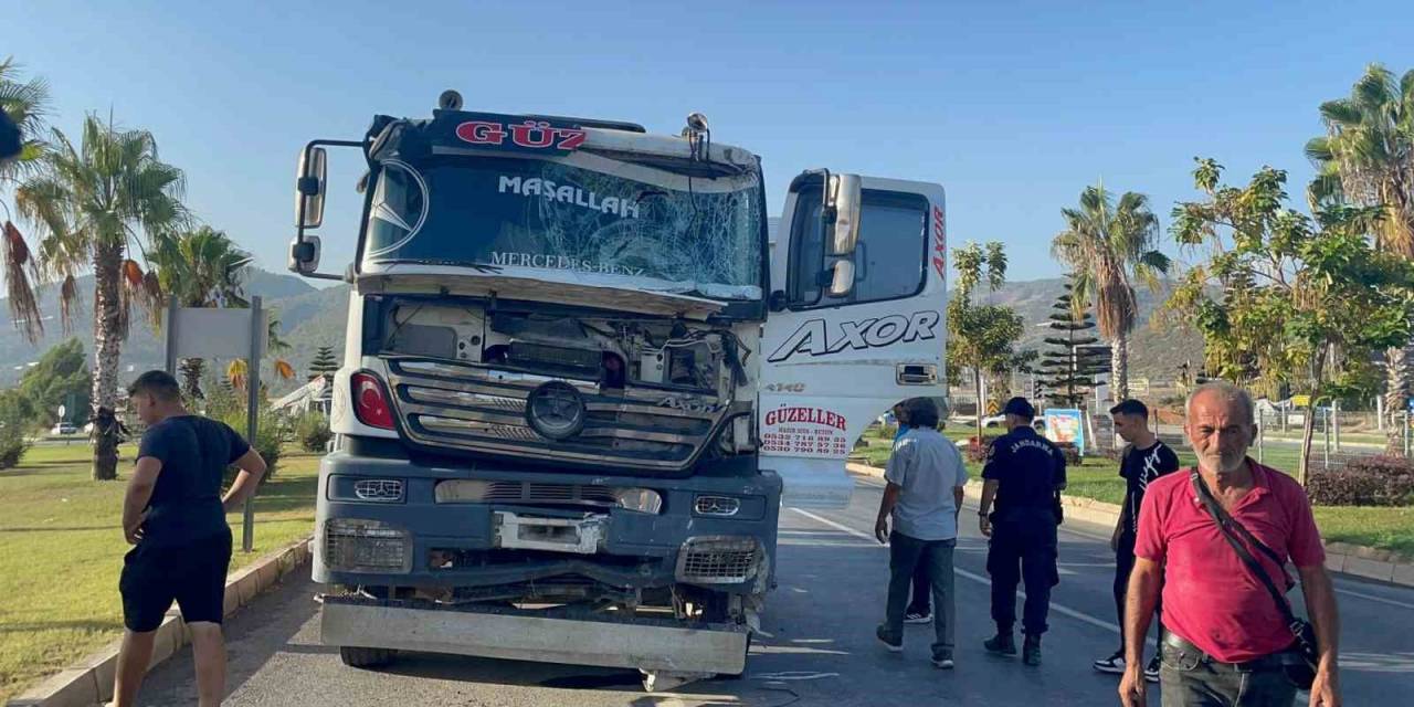 Kontrolden Çıkan Beton Mikseri, Önüne Geleni Yıkıp Geçti