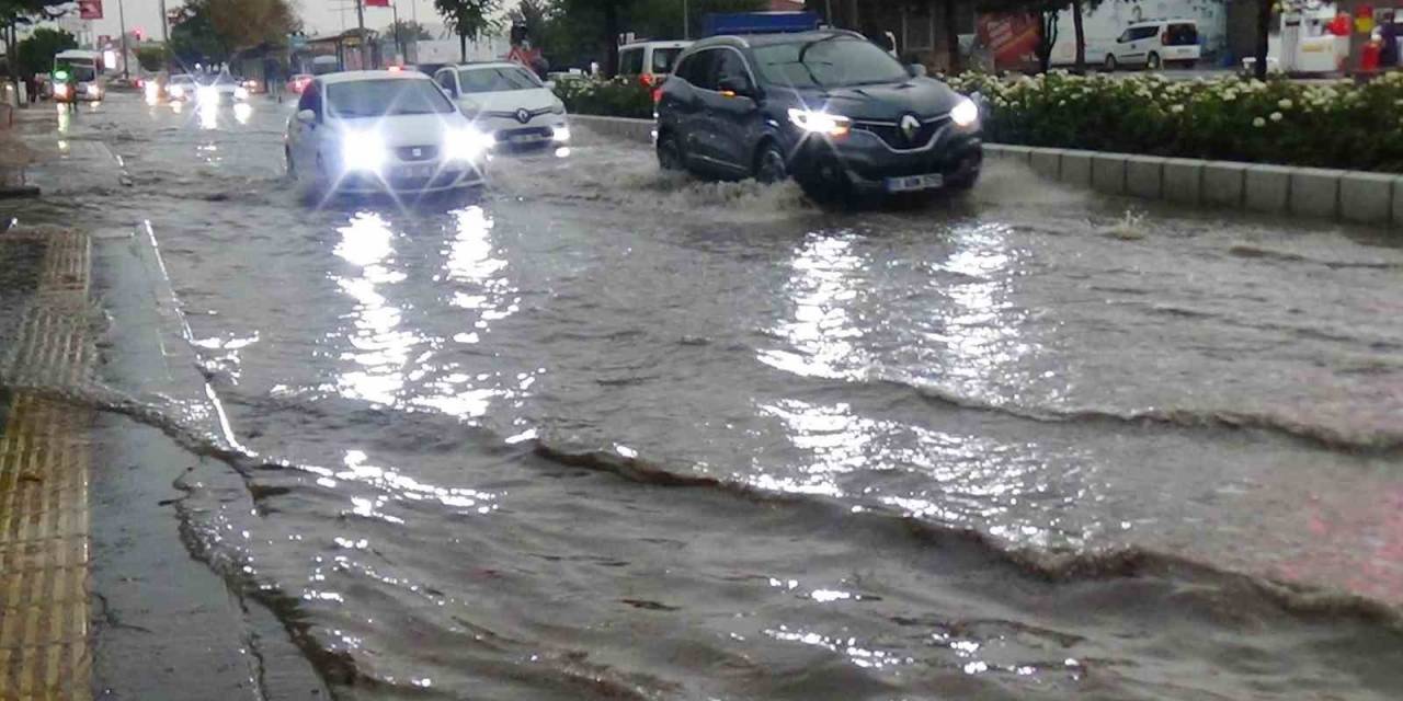 Bozüyük’te Gök Gürültülü Sağanak Yağış Hayatı Olumsuz Etkiledi