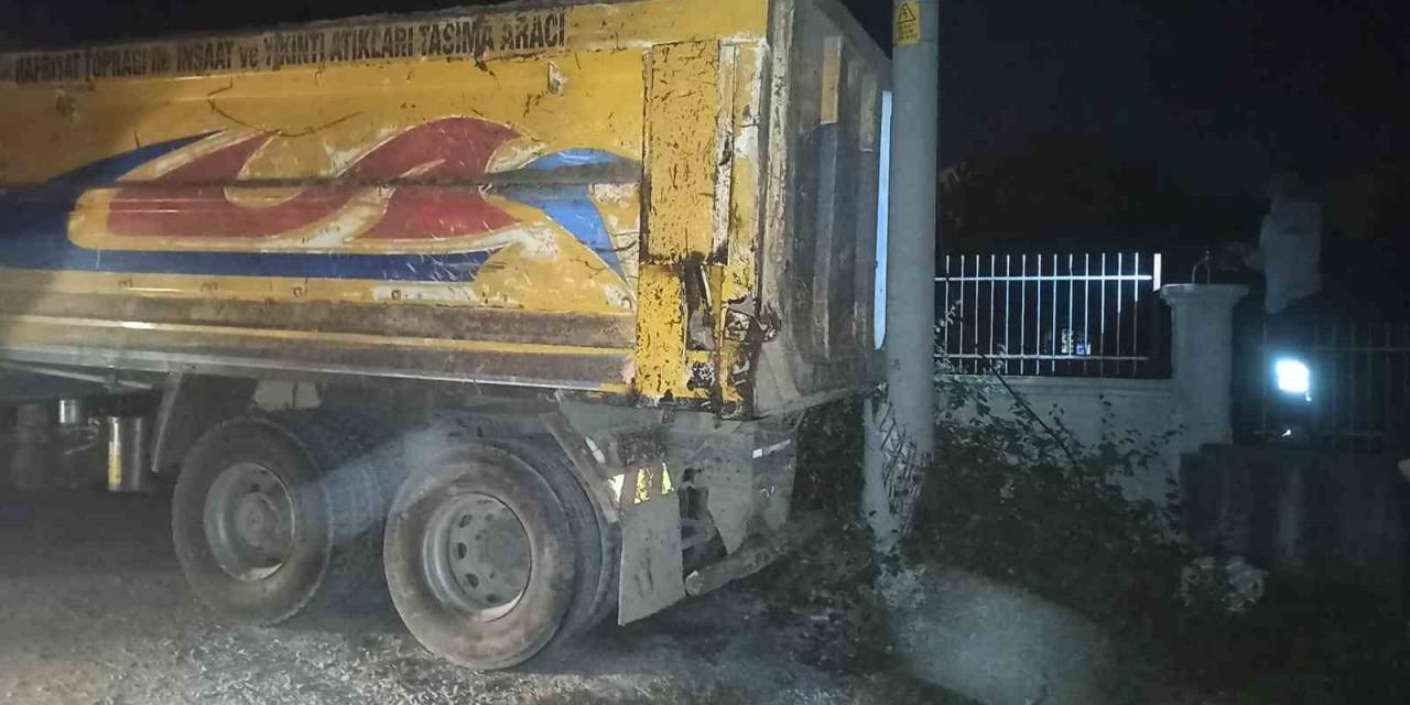 Freni Boşalan Park Halindeki Kamyon Elektrik Direğine Çarptı